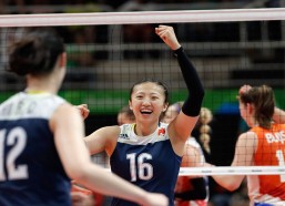 华体会官方|绿茵场再现争议时刻，多特快马阿德耶米替补席暴怒，职业态度与情绪管理引深思