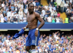 【华体会体育】苏醒谈球迷闯入赛场，辉煌时刻遭打断，光芒瞬间暗淡