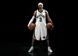 华体会体育：杨瀚森G联赛高效贡献19分5篮板，但八次失误拖累球队步伐