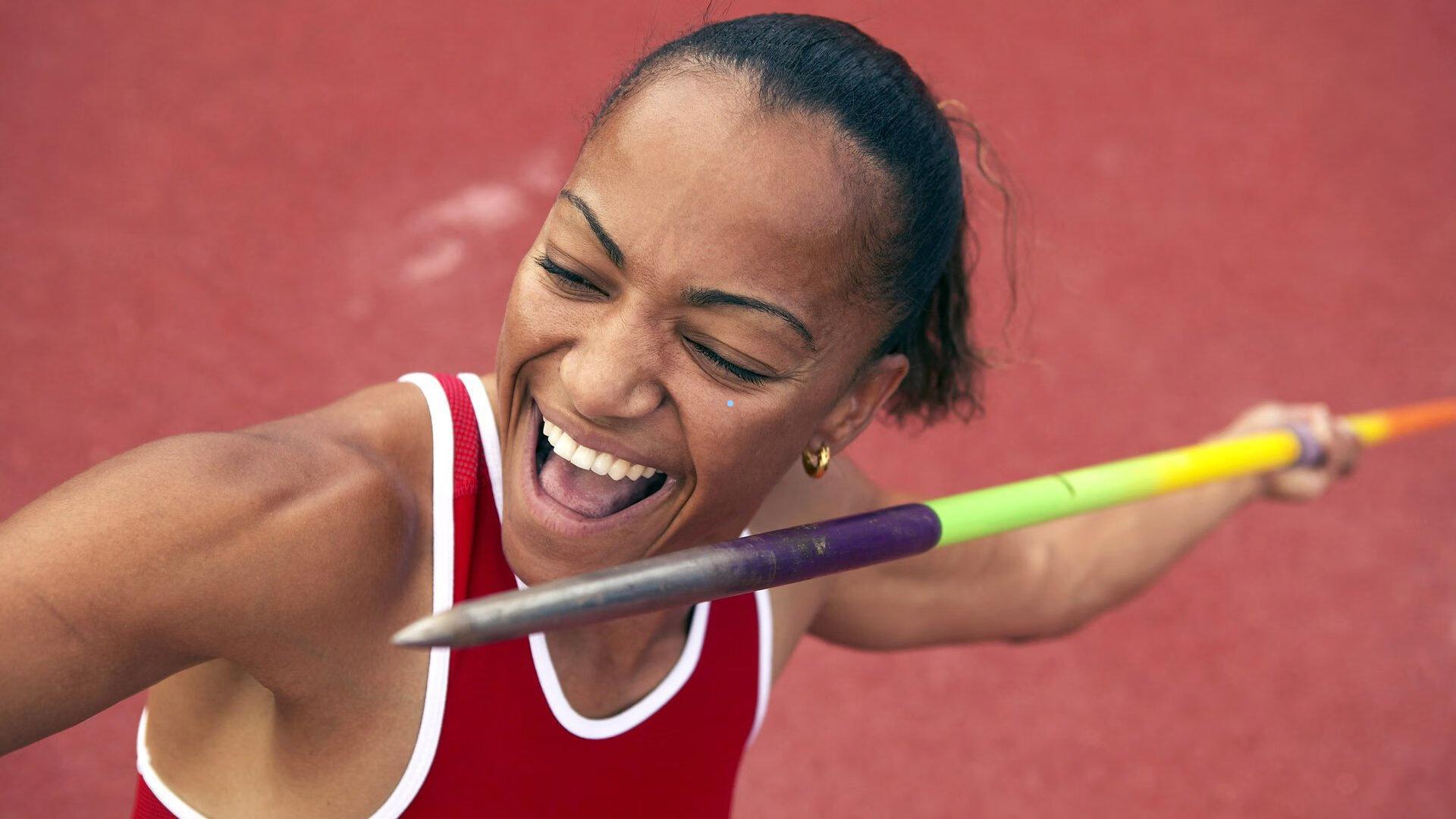水幕笼罩绿茵场，苏格兰足球联赛转播画面被雨水吞噬，球迷陷入视觉迷途
